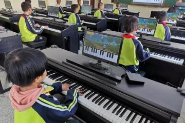 已经不少落地的小叶子公益AI钢琴教室已初见成效